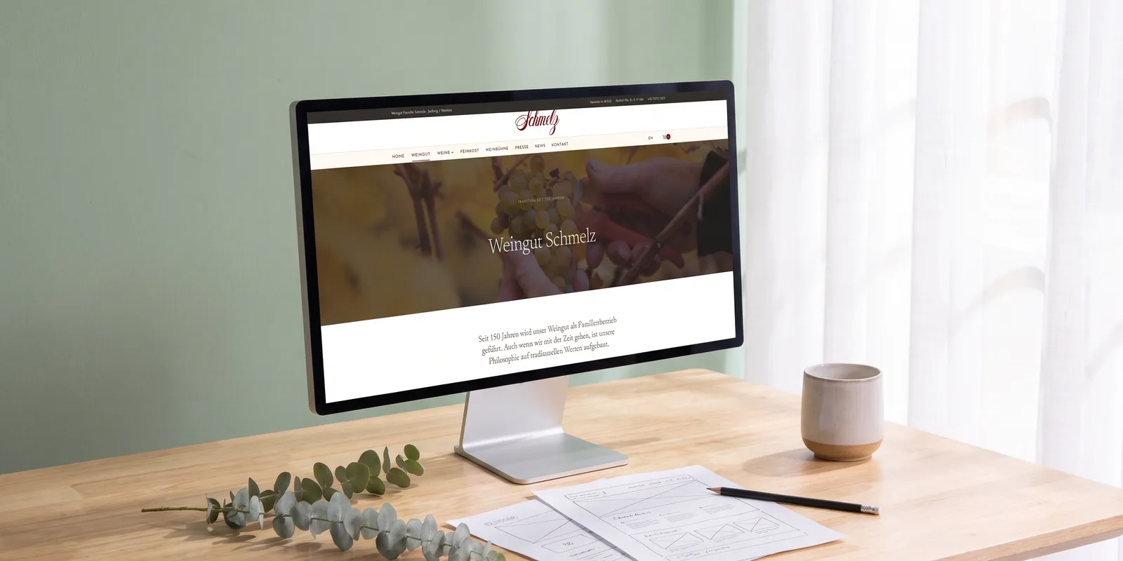 Webdesign: Website des Weinguts Schmelz am Monitor, davor Entwurfsskizzen